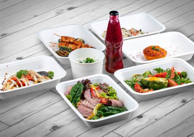 Ahşap bir arka planda ekolojik ambalajda bir dizi sağlıklı yiyecek. Yemek servisi. Paket servis.