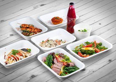 Ahşap bir arka planda ekolojik ambalajda bir dizi sağlıklı yiyecek. Yemek servisi. Paket servis.