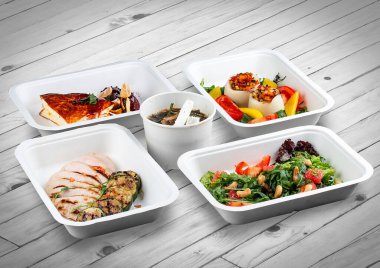 Ahşap bir arka planda ekolojik ambalajda bir dizi sağlıklı yiyecek. Yemek servisi. Paket servis.