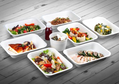 Ahşap bir arka planda ekolojik ambalajda bir dizi sağlıklı yiyecek. Yemek servisi. Paket servis.