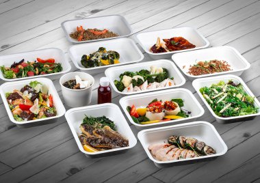 Ahşap bir arka planda ekolojik ambalajda bir dizi sağlıklı yiyecek. Yemek servisi. Paket servis.