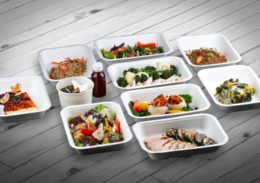 Ahşap bir arka planda ekolojik ambalajda bir dizi sağlıklı yiyecek. Yemek servisi. Paket servis.