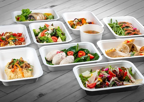Ahşap bir arka planda ekolojik ambalajda bir dizi sağlıklı yiyecek. Yemek servisi. Paket servis.