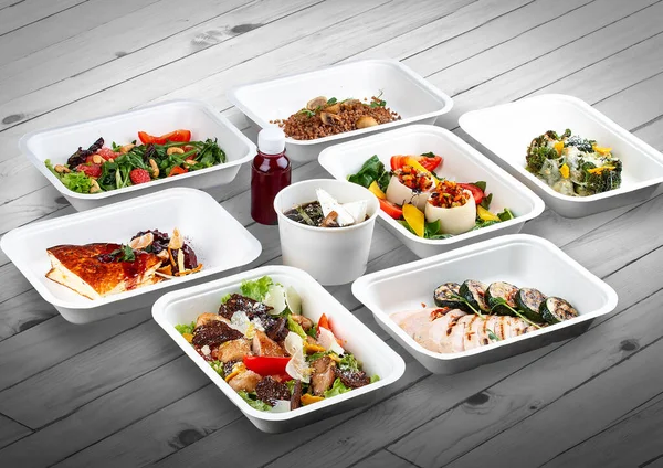Ahşap bir arka planda ekolojik ambalajda bir dizi sağlıklı yiyecek. Yemek servisi. Paket servis.