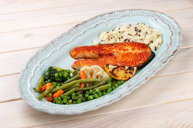 Kahverengi pirinç ve sebzeli ızgara somon bifteği..