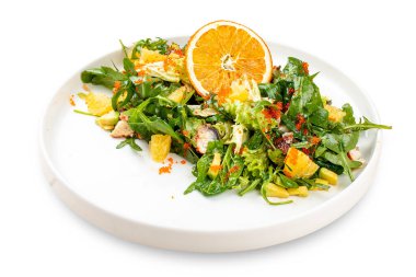 Meyve suyu salatası, roka, portakal ve avokado. Hafif bir arkaplanda.