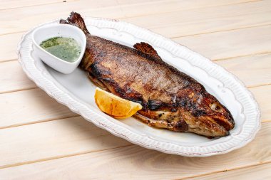 Yağlı ve otlu ızgara uskumru. Hafif bir arkaplanda.