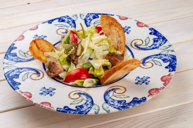 Domuz rostosu ve kapari ile salata. Hafif bir arkaplanda.