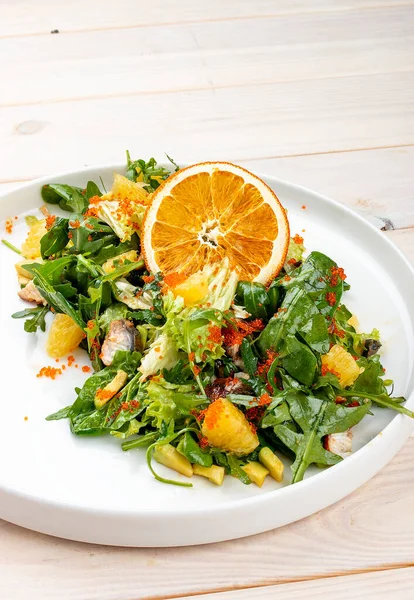 Salade Juteuse Avec Roquette Orange Avocat Sur Fond Clair — Photo