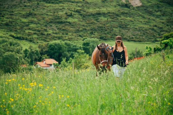 Amazon Woman Walking Countryside Brown Horse Cowgirl Woman Wearing Brown — Stock Photo, Image