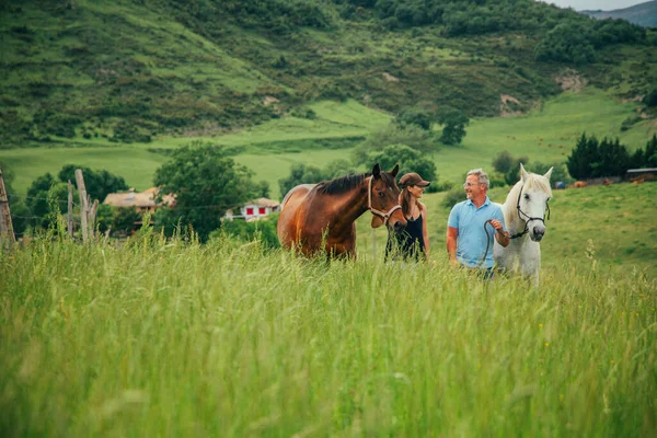 Wanita Dan Pria Berjalan Pedesaan Dengan Kuda Cokelat Dan Kuda — Stok Foto