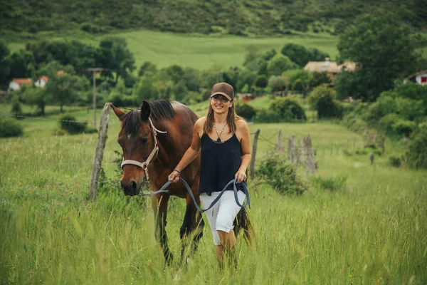 Amazon Woman Walking Countryside Brown Horse Cowgirl Woman Wearing Brown — Stock Photo, Image