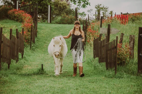 Amazon Woman Walking Countryside White Pony Cowgirl Woman Wearing Brown — Stock Photo, Image
