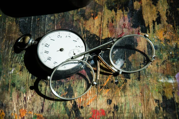 Reloj de bolsillo viejo con gafas antiguas —  Fotos de Stock