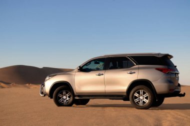 Toyota Fortuner, güneşli bir günde Namib Çölü 'nün ortasında duruyor.. 