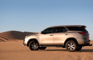 Toyota Fortuner, güneşli bir günde Namib Çölü 'nün ortasında duruyor.. 