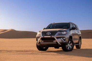 Toyota Fortuner, güneşli bir günde Namib Çölü 'nün ortasında duruyor.. 