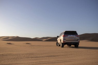 Toyota Fortuner, güneşli bir günde Namib Çölü 'nün ortasında duruyor.. 