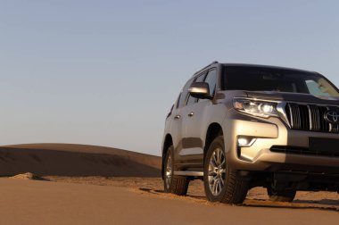 Toyota Land Kruvazörü Prado çölün ortasında duruyor. 