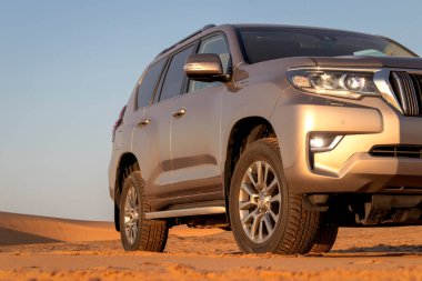 Toyota Land Kruvazörü Prado çölün ortasında duruyor. 