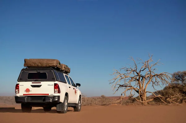 Белый Автомобиль Стоит Красных Песках Пустыни Намиб Солнечный День Соссусвлеи — стоковое фото
