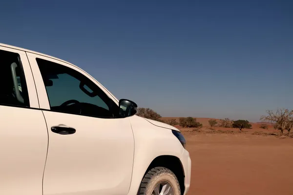 Ein Weißes Auto Steht Einem Sonnigen Tag Roten Sand Der — Stockfoto