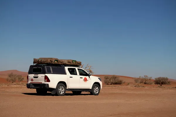 Slunečného Dne Stojí Rudých Píscích Namibské Pouště Bílé Auto Sossusvlei — Stock fotografie