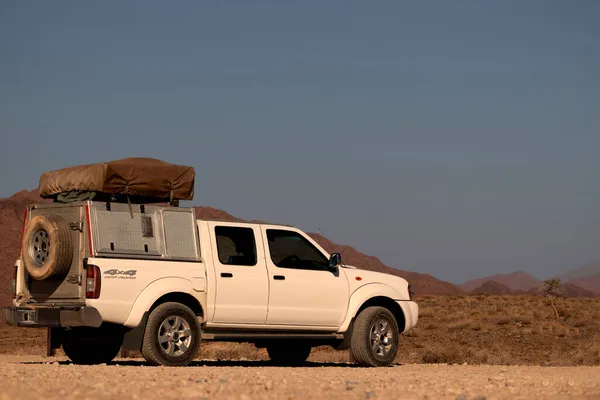 Een Witte Auto Staat Een Zonnige Dag Het Rode Zand — Stockfoto