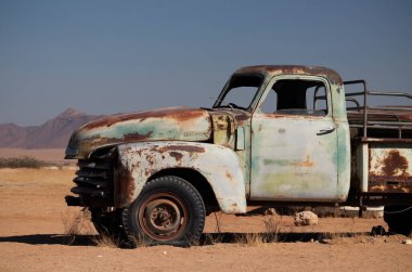 Eski paslı araba Namib çölünün ortasında terk edilmiş.