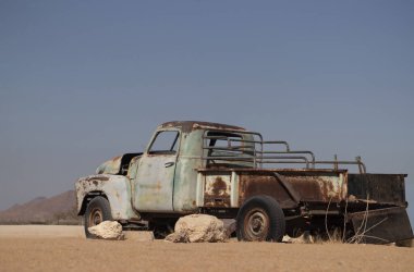 Eski paslı araba Namib çölünün ortasında terk edilmiş.