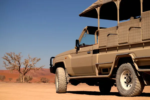 Geländewagen Steht Einem Sonnigen Tag Roten Sand Der Namib Wüste — Stockfoto