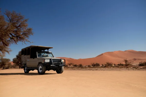 Geländewagen Steht Einem Sonnigen Tag Roten Sand Der Namib Wüste — Stockfoto