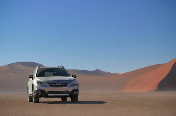 Subaru Outback Trouve Milieu Désert Namib Côté Une Dune Sable — Photo