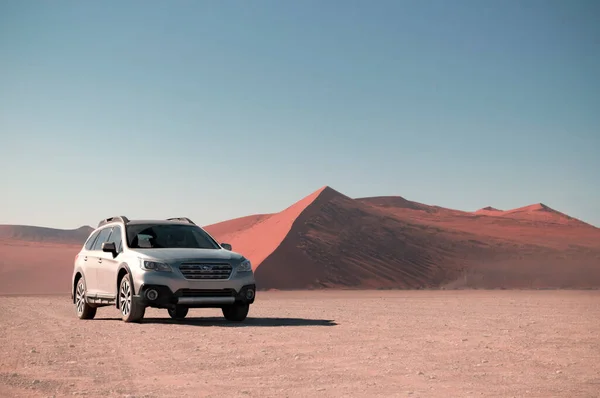 Subaru Outback Trouve Milieu Désert Namib Côté Une Dune Sable — Photo