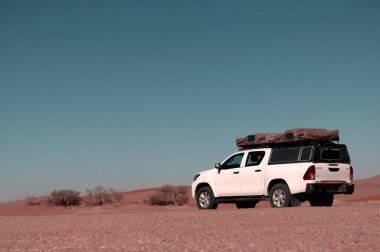 Toyota Hilux çölün ortasında duruyor. Namibya. Afrika 
