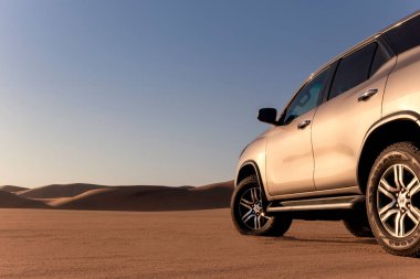 Toyota Land Kruvazörü Prado çölün ortasında duruyor. 