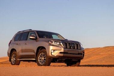 Toyota Land Kruvazörü Prado çölün ortasında duruyor. 