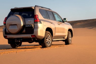 Toyota Land Kruvazörü Prado çölün ortasında duruyor. 