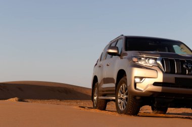 Toyota Land Kruvazörü Prado çölün ortasında duruyor. 