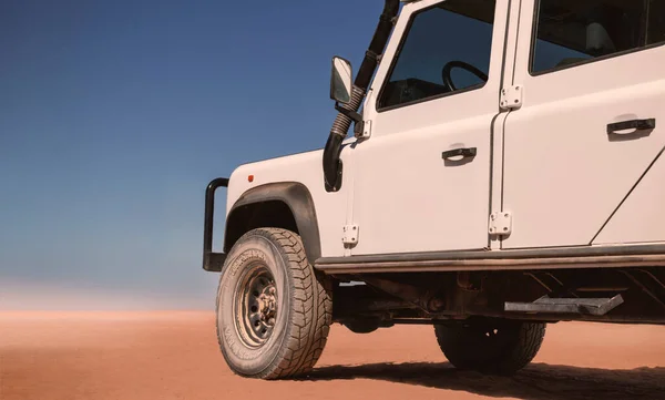 Biały Samochód Stoi Czerwonych Piaskach Pustyni Namib Słoneczny Dzień Sossusvlei — Zdjęcie stockowe