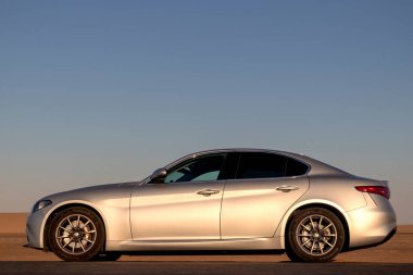 Alfa Romeo Giulia çölün ortasında duruyor. 