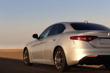 Alfa Romeo Giulia çölün ortasında duruyor. 