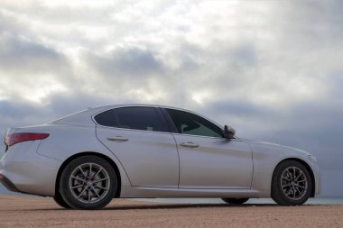 Alfa Romeo Giulia çölün ortasında duruyor. 