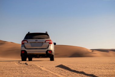 Subaru Outback, Namib çölünün ortasında duruyor. Walvis Körfezi, Namibya. 