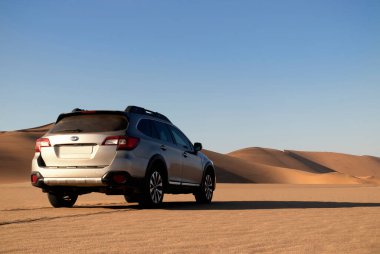 Subaru Outback, Namib çölünün ortasında duruyor. Walvis Körfezi, Namibya. 