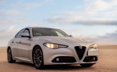 Alfa Romeo Giulia 15.03.2021 çölünün ortasında duruyor. Walvis Körfezi, Namibya 