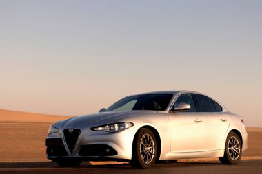 Alfa Romeo Giulia 14.06.2021 çölünün ortasında duruyor. Walvis Körfezi, Namibya 