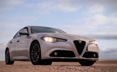 Alfa Romeo Giulia çölün ortasında duruyor. Walvis Körfezi, Namibya 
