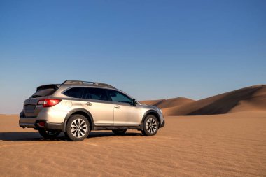 Subaru Outback, Namib çölünün ortasında duruyor. Walvis Körfezi, Namibya 