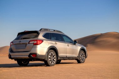 Subaru Outback, Namib çölünün ortasında duruyor. Walvis Körfezi, Namibya 